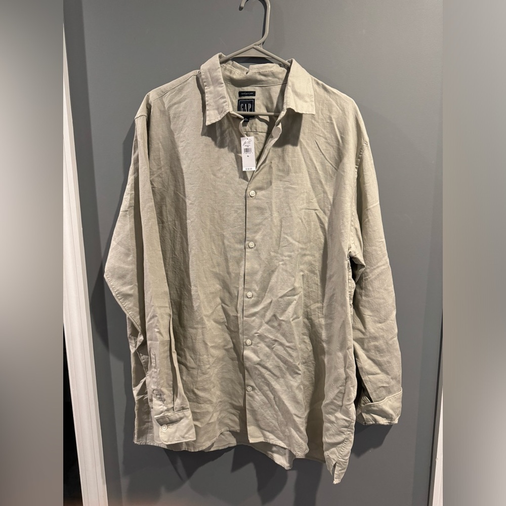 Gap Linen Button up shirt. Never worn. Not my style.